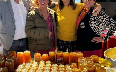 El Ayuntamiento y las Amas de Casa preparan la primera mermelada de naranja amarga de los árboles de las calles de Dolores